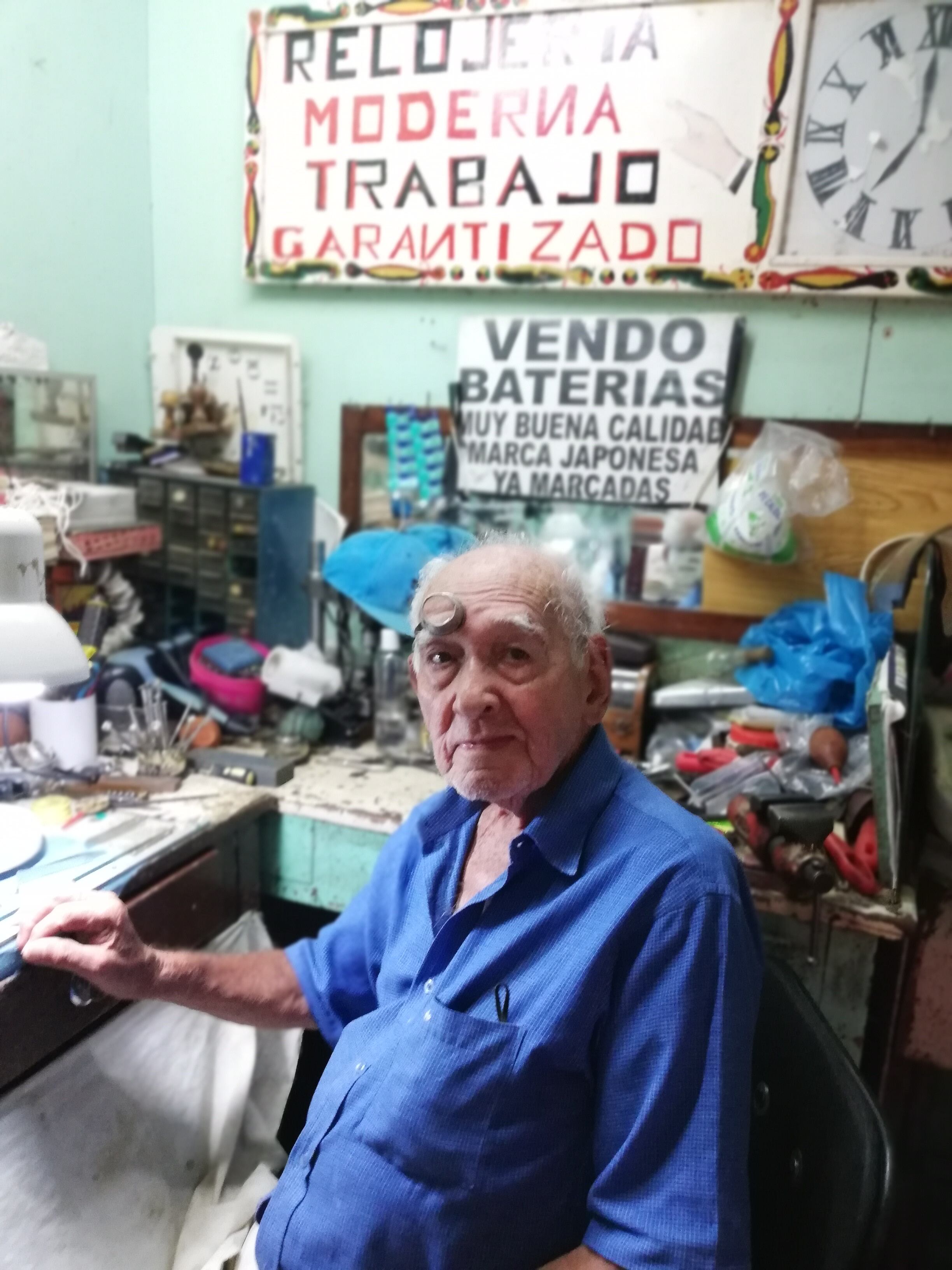 Ricardo Samuel Araya Castillo, conocido como don Melo, tiene 96 años de edad y 80 de ser relojero, además tiene 75 de estar en el Mercado Central de Alajuela, en la Relojería Moderna.