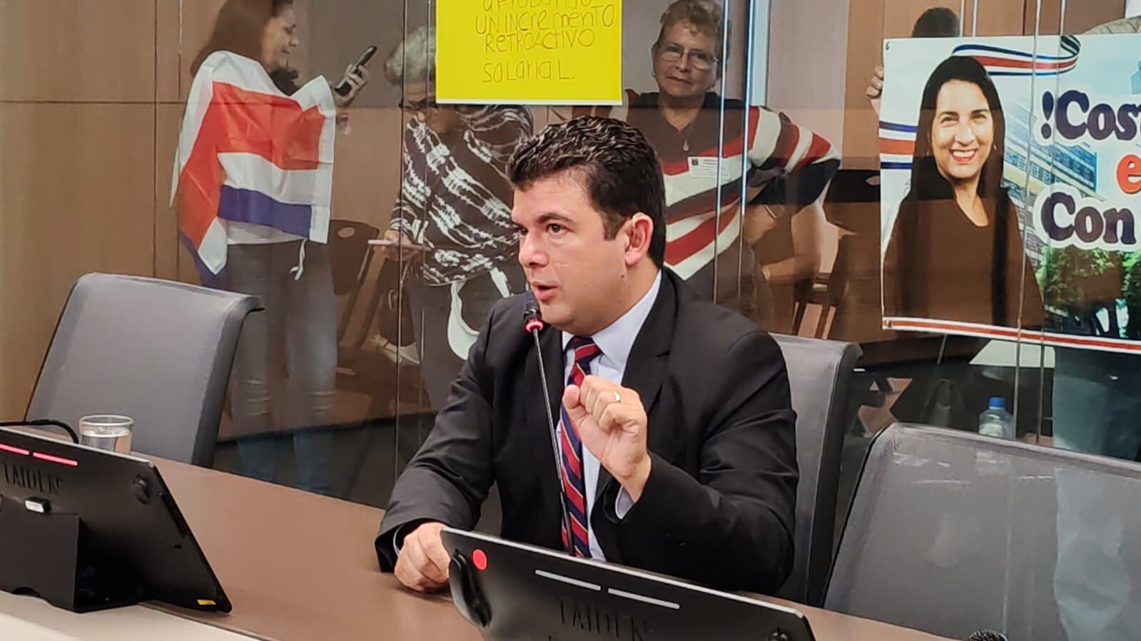 Álvaro Ramos compareció en la Asamblea Legislativa