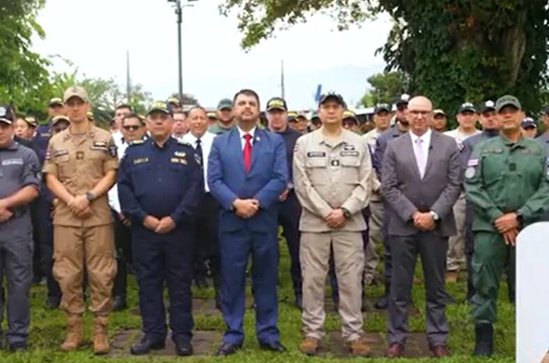 Mario Zamora, ministro de Seguridad, puso a los jefes de cuerpos policiales a hablar en un video contra los diputados.