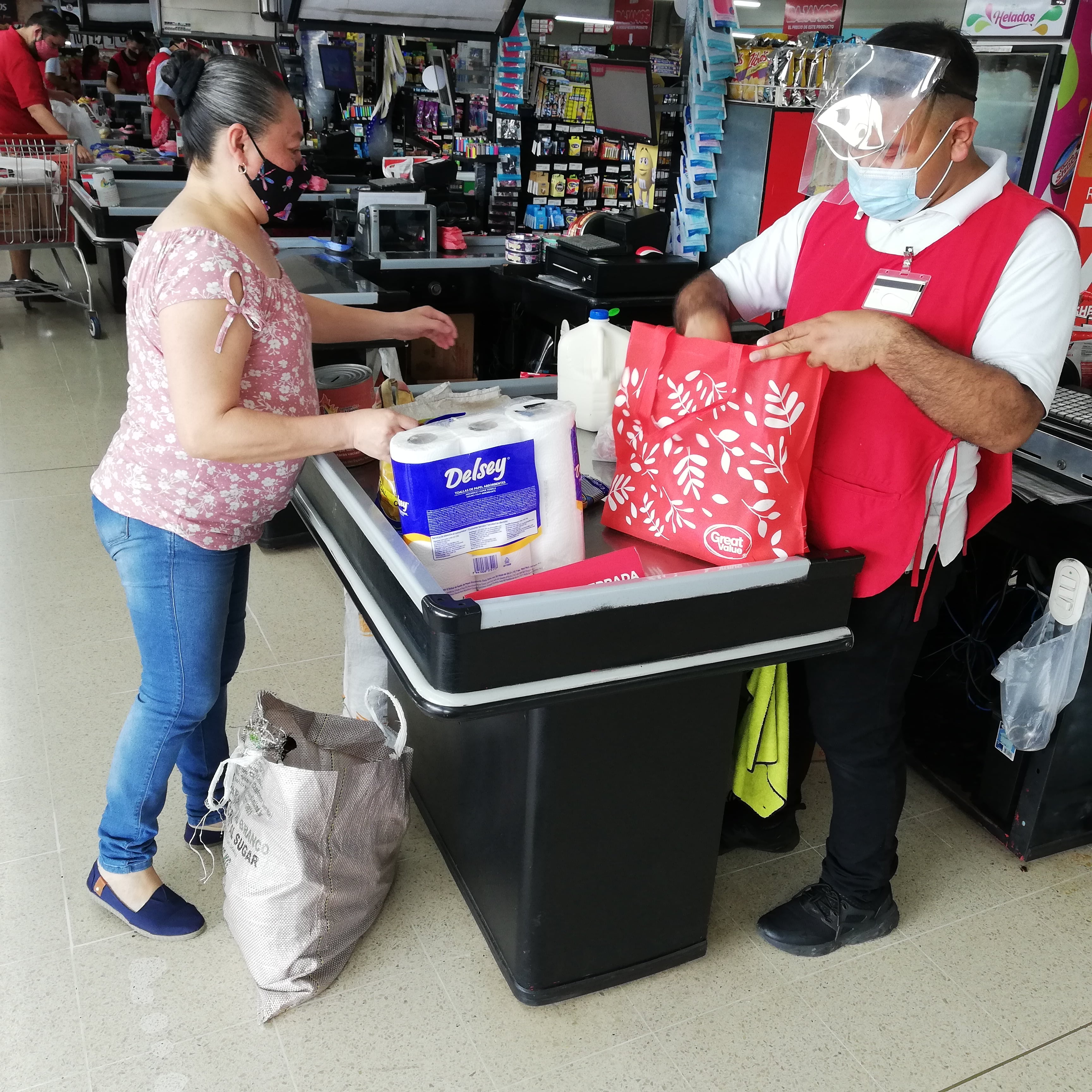 Yessenia Quirós Salazar, vecina de Cedros de Montes de Oca, quien el pasado domingazo 8 de agosto recibió nuestra llamada porque se ganó una orden de compra por 60 mil colones con la promoción de Super Compro.