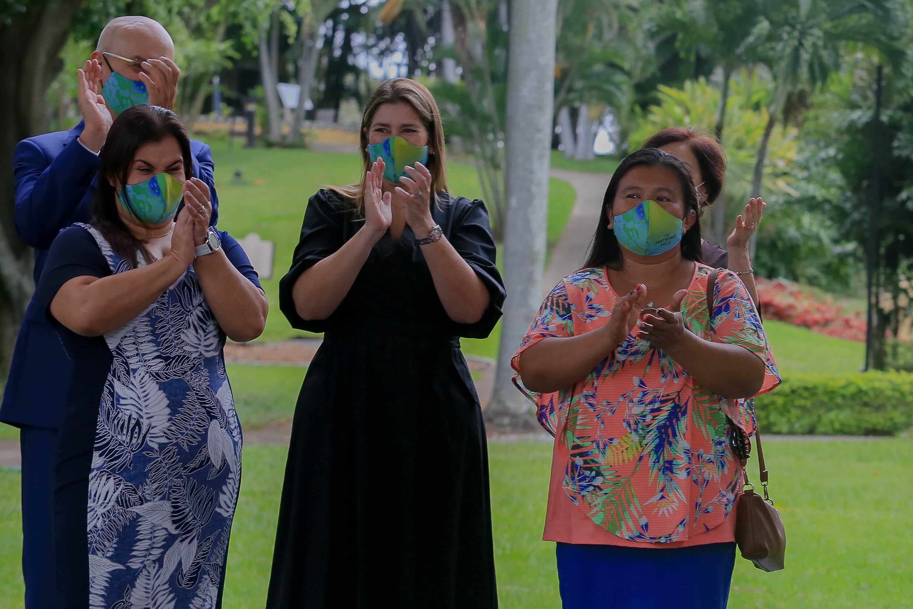 La ingeniera forestal, Gabriela Cabezas Barrientos, y la indígena bribri, Sidey Díaz Mayorga, le explicaron en un video a la realeza de Inglaterra de qué forma es que cuidamos en nuestro país la naturaleza desde hace 24 años.