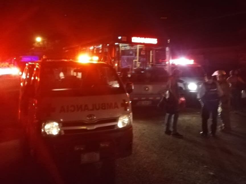 Tráiler choca contra bus y deja tres pasajeros heridos. Foto Alfonso Quesada.