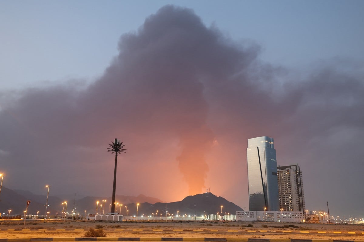 Una alta columna de humo negro se eleva tras una explosión en la zona industrial de Fujairah, Emiratos Árabes Unidos.