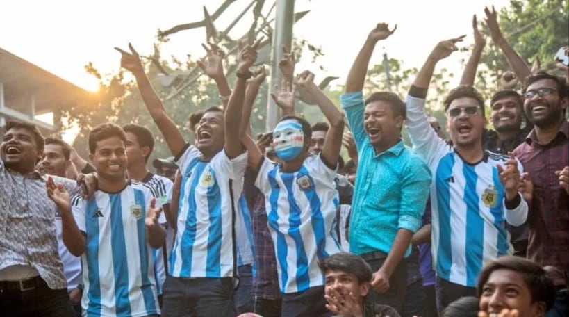 Aficionados en Bangladesh esperan el juego Argentina vs Países Bajos. La Nación, Argentina.