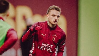 Terror en Champions: Noa Lang sufrió semiamputación de un dedo tras cortarse en Anfield