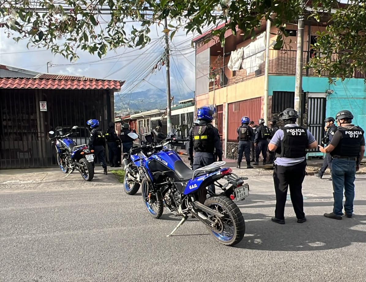 Un agente del OIJ sufrió una herida de bala en un pie durante un incidente en Aguacaliente de Cartago, donde se mantiene un fuerte operativo policial.