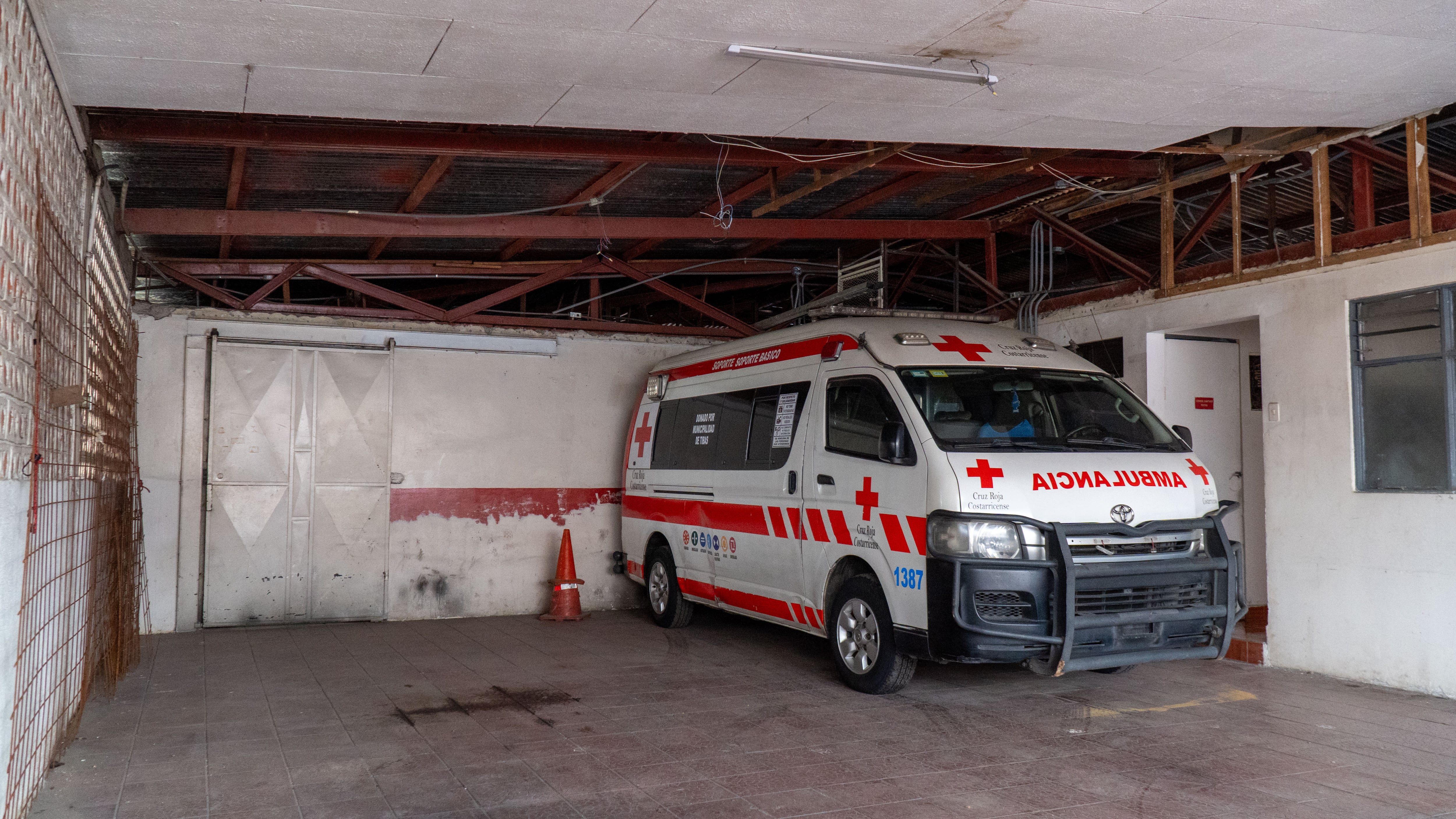 La crisis financiera que enfrenta la Cruz Roja Costarricense se evidencia en la falta de recursos en al menos 66 sedes de las 133 que hay en Costa Rica, entre estas la sede de León XIII, Tibás, en la imagen está el cruzrojista Sergio Gutiérrez. Foto: Cruz Roja para La Teja