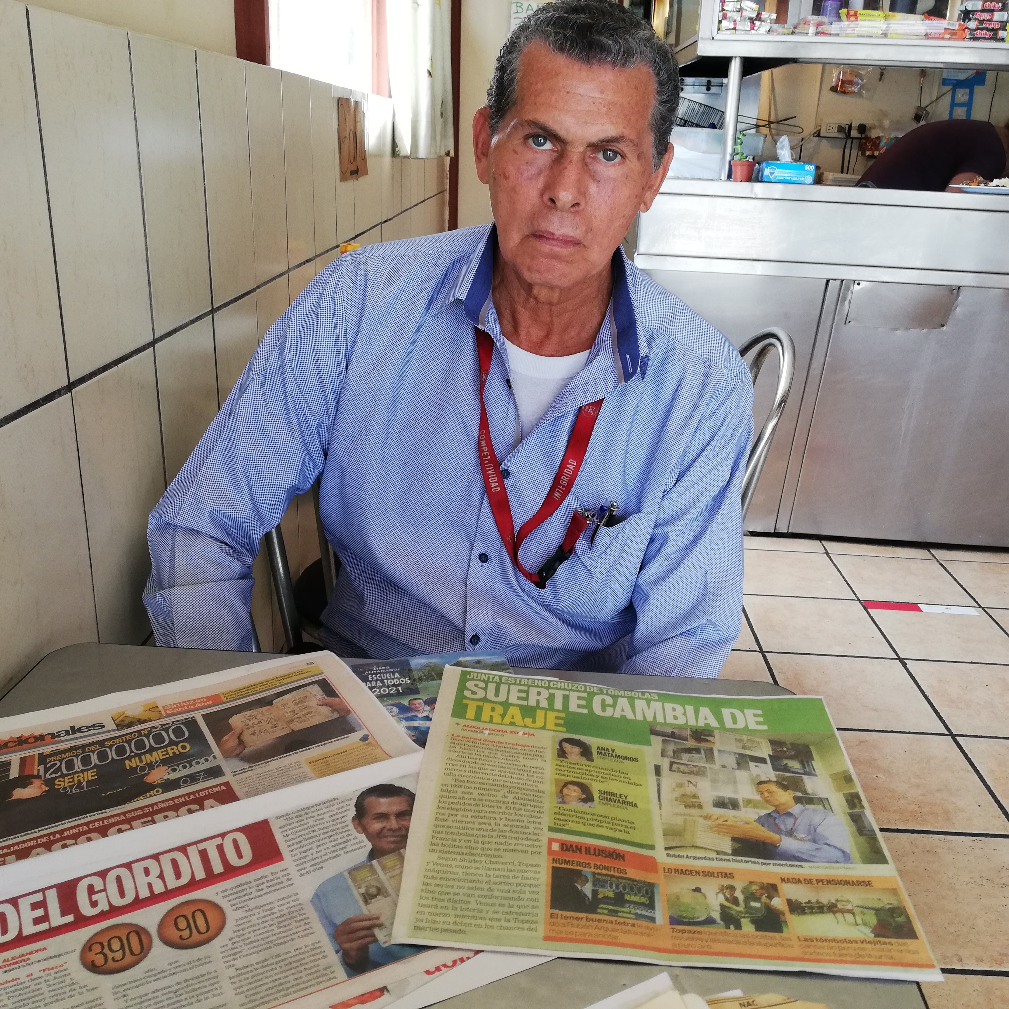 A la una de la tarde de este viernes 30 de octubre, Rubén Arguedas Núñez, conocido como “El Flaco de la pizarra”, va a llegar por última vez a la Junta de Protección Social para despedirse de sus compañeros y acogerse a su pensión.