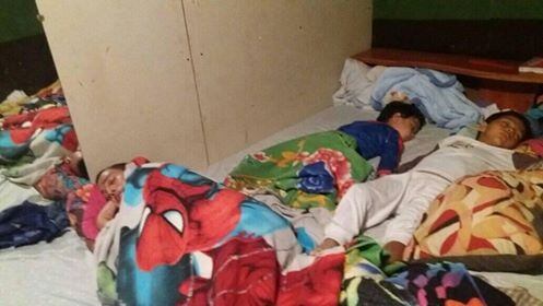 Familia vive en un cuarto de 3x3 y sus hijos estudian sentados en un balde. Wendy Chambers con su esposo Johnny Sanarrusia, son los papás, los hijos son Randy (12 años), Mathías (6 años) e Isaac (4 años).