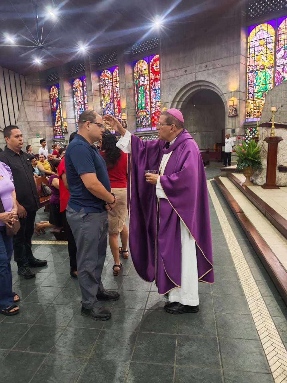 Monseñor Javier Román, obispo de Limón, celebró a las 6 a.m. la misa del Miércoles de Ceniza 2026 en la parroquia Sagrado Corazón de Jesús (catedral) en Limón centro.