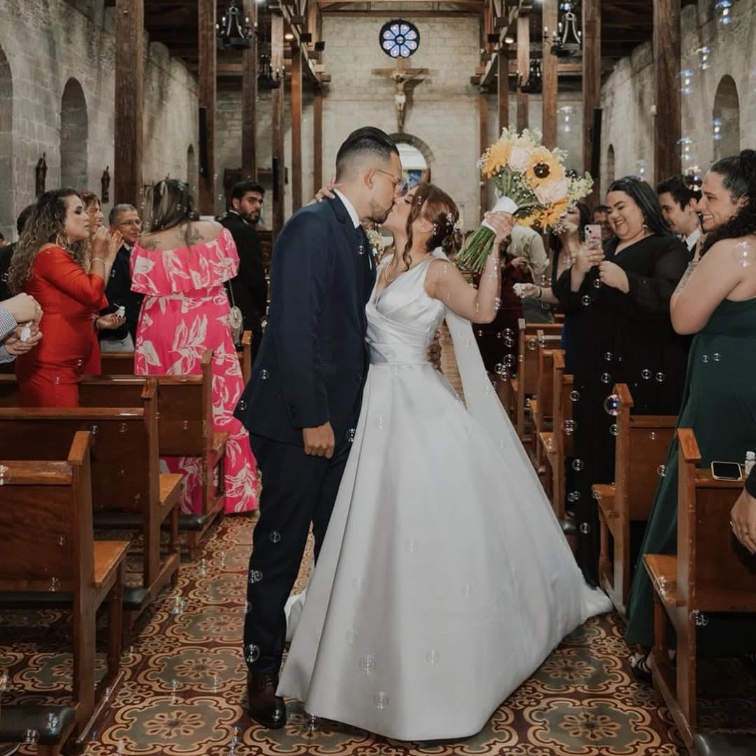 Un mes después de dar el “sí, acepto”, el periodista Carlos Chinchilla compartió las primeras fotos de su boda con su ahora esposa Katherine Hidalgo.