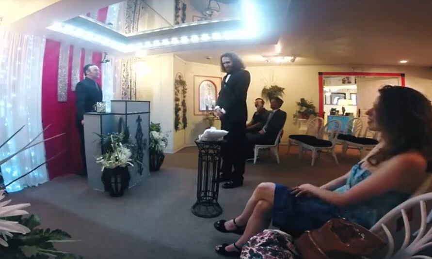 Hombre se casó con un celular