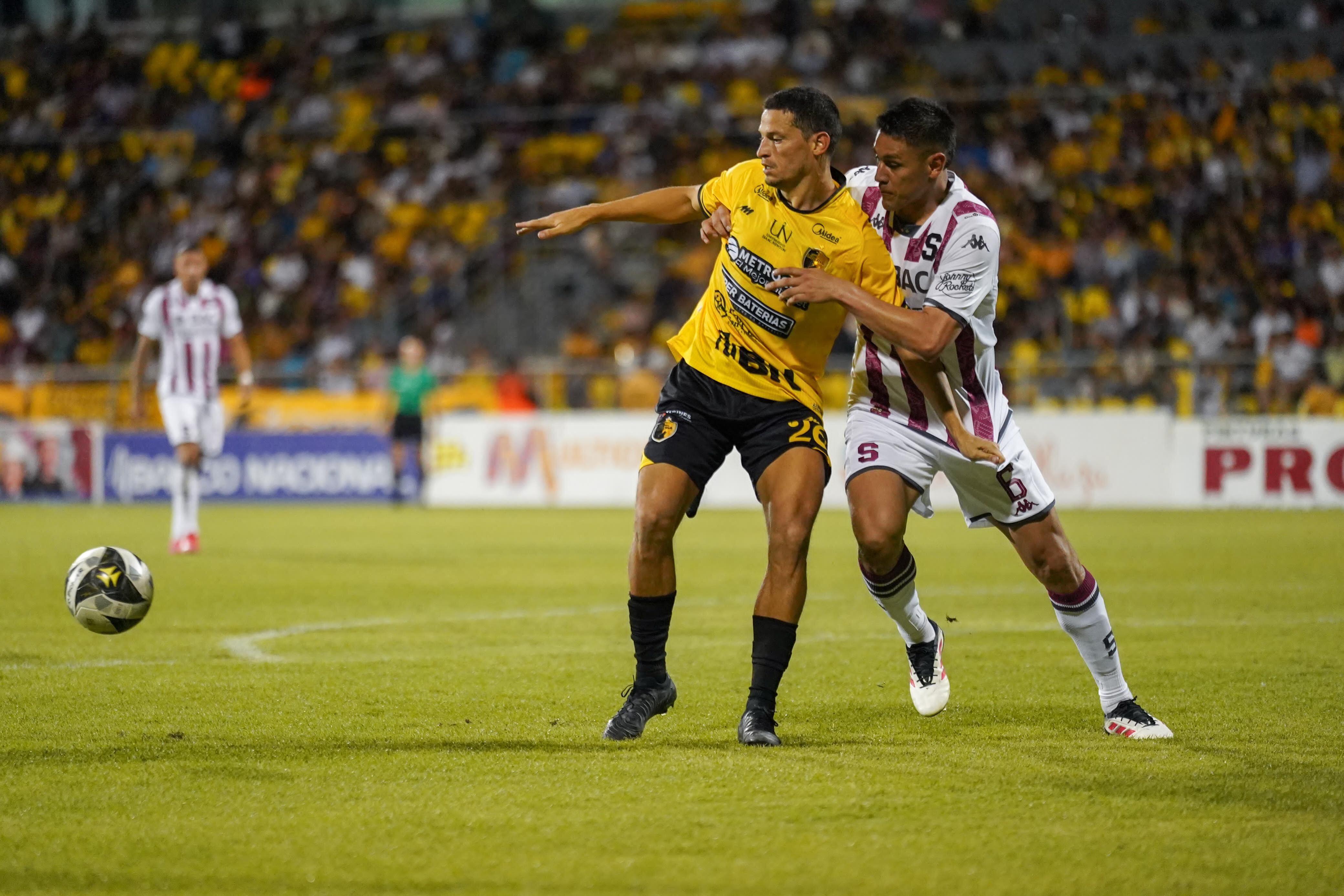 Daniel Colindres anotó en el partido entre Liberia y Saprissa en el Estadio Edgardo Baltodano.
