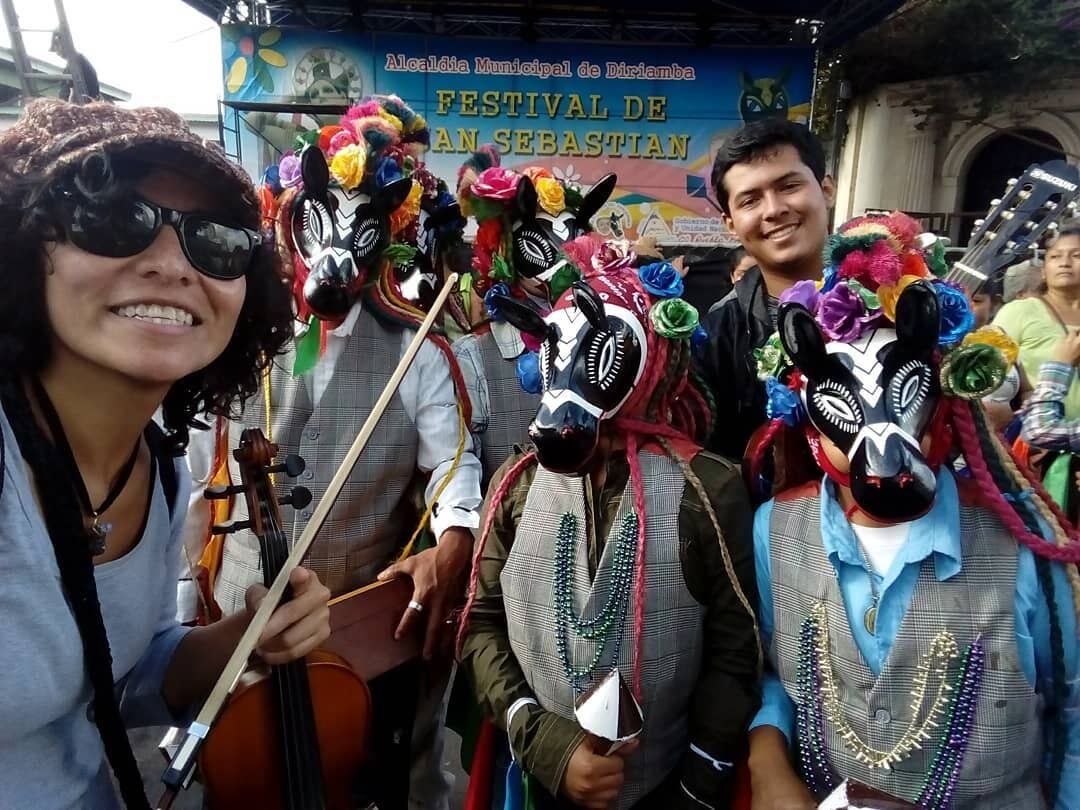 Ana Verónica Sánchez es una artista nicaragüense que comparte en Costa Rica su talento.