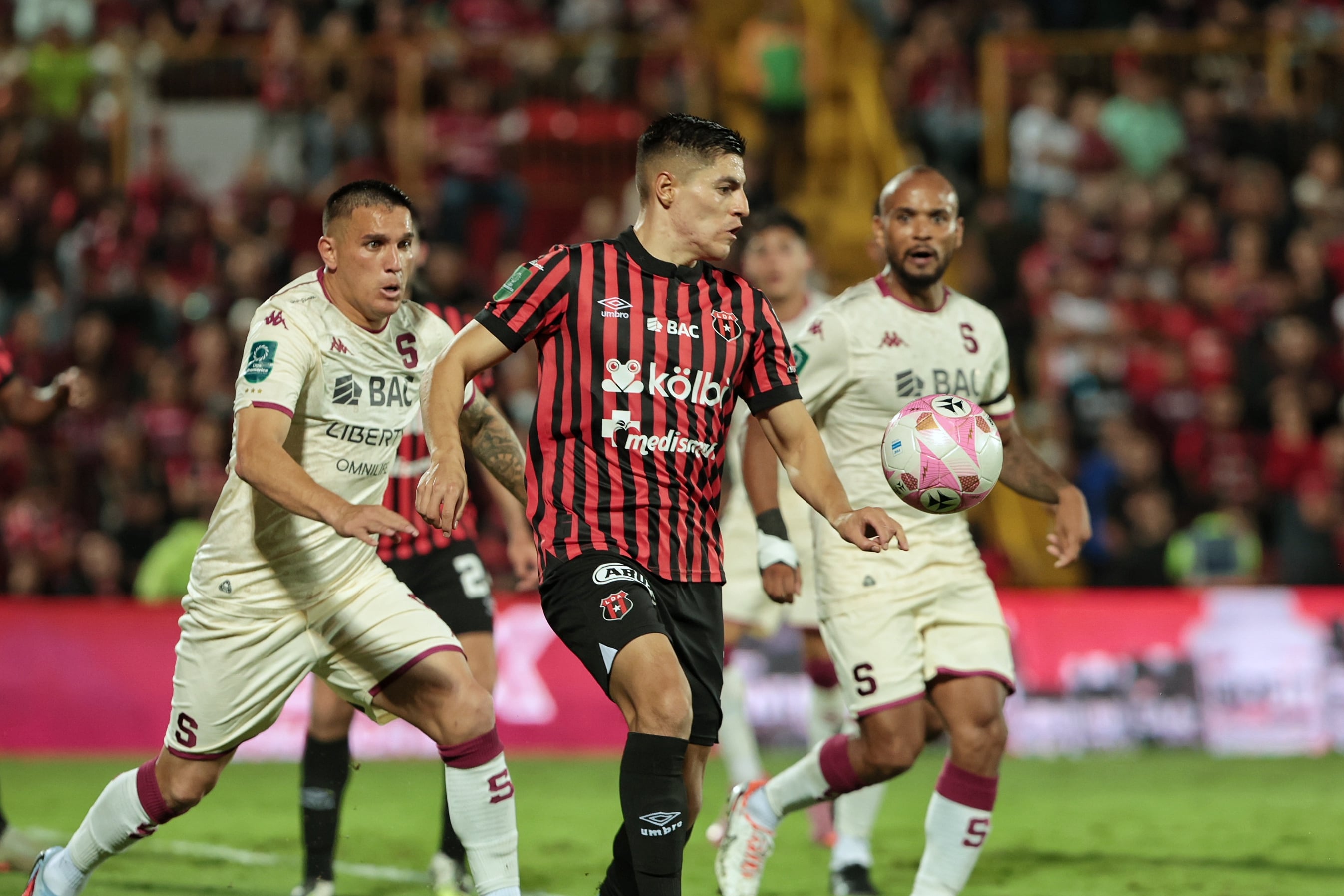 19/10/2025/ Juego entre Liga Deportiva Alajuelense vs Deportivo Saprissa por la jornada 13 del torneo apertura de la Liga Promerica en el estadio Alejandro Morera Soto / foto John Durán