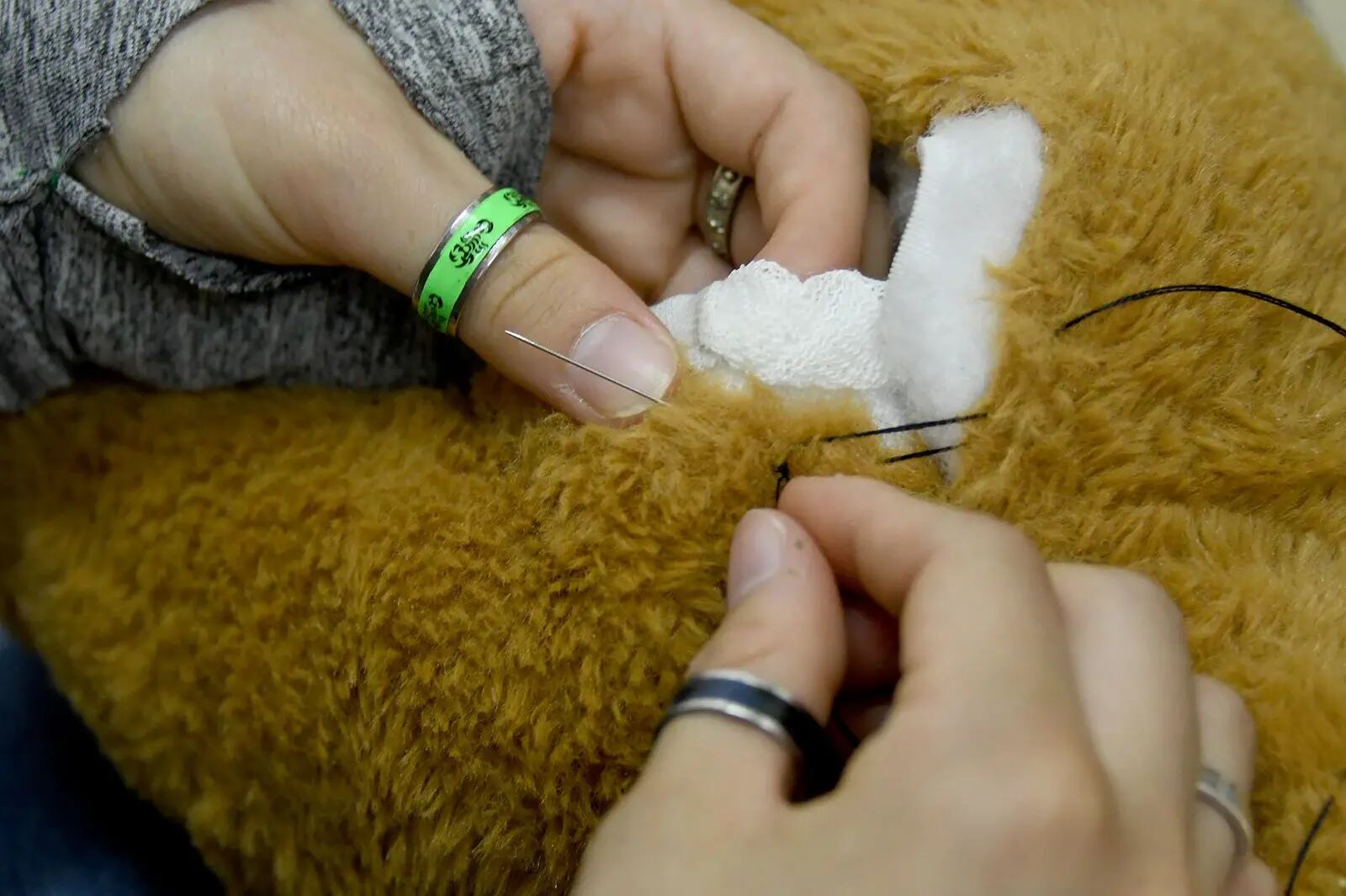 El el Hospital de Juguetes de la UCR estudiantes hacen magia con juguetes para que niños con condiciones especiales también puedan jugar