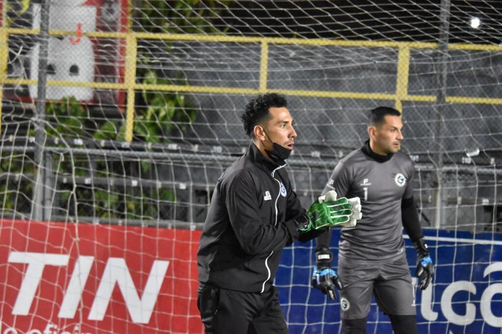 Anthony Vargas, preparador de porteros de Guadalupe, con el portero Luis Torres. Cortesía