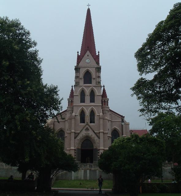 La construcción del templo Nuestra Señora de las Mercedes inició en 1894, ubicado frente al Parque Braulio Carrillo, conocido como Parque de La Merced, en San José.