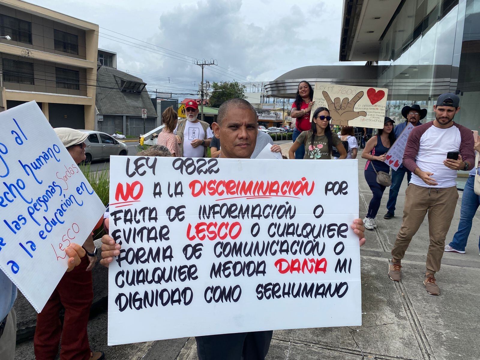 Estudiantes sordos protestaron a la ministra de Educación, Anna Katharina Müller Castro, por el anuncio del cierre del Servicio Educativo de Sordos Adultos (SESA).