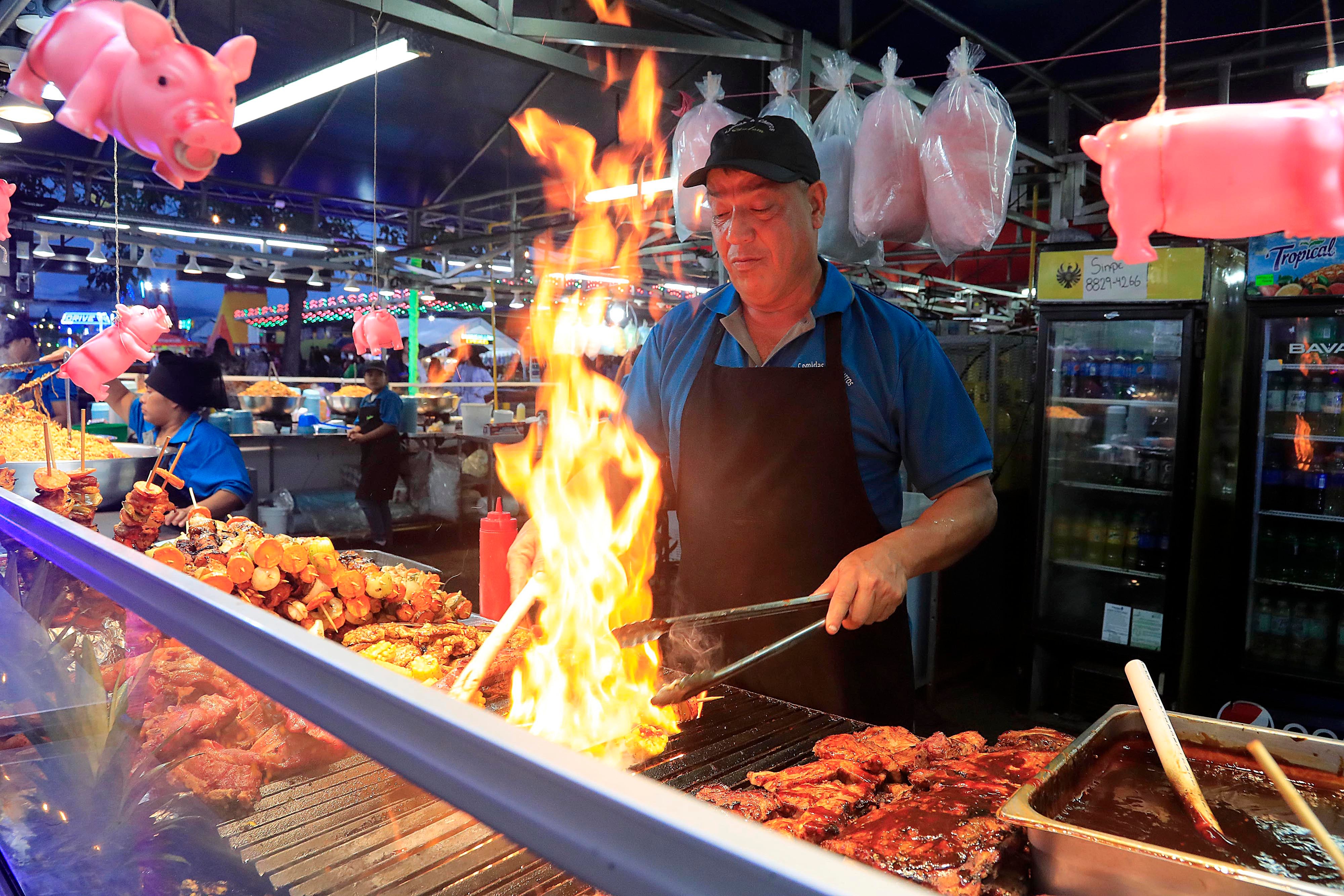 29/12/2023 Zapote. Pese a la lluvia y el frío, decenas de familias, niños, jóvenes y adultos mayores visitaron este jueves el campo ferial. Muchos, especialmente los jóvenes, disfrutaron de los juegos mecánicos. También se vio mucha presencia en los diferentes puestos de comida.