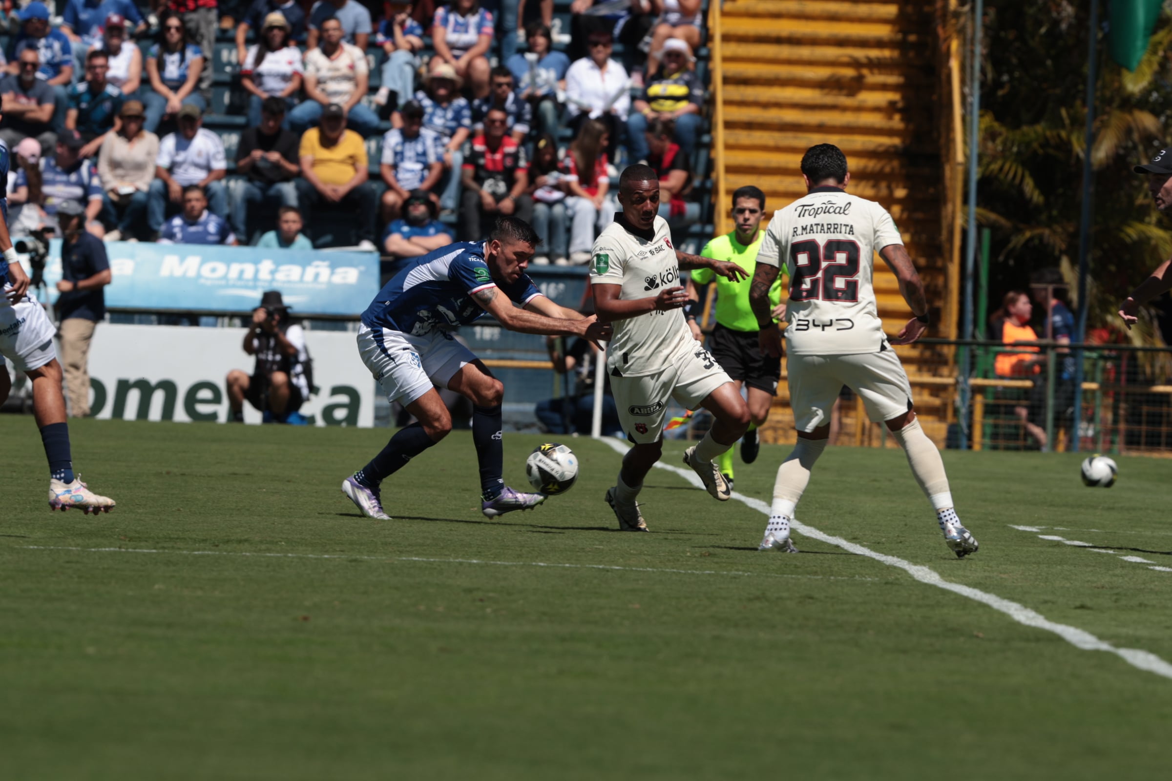 30/11/2025/ Juego entre Club Sport Cartagines vs Liga Deportiva Alajuelense por la fecha 17 del torneo apertura de l Liga Promerica en el estadio Fello Meza / foto John Durán