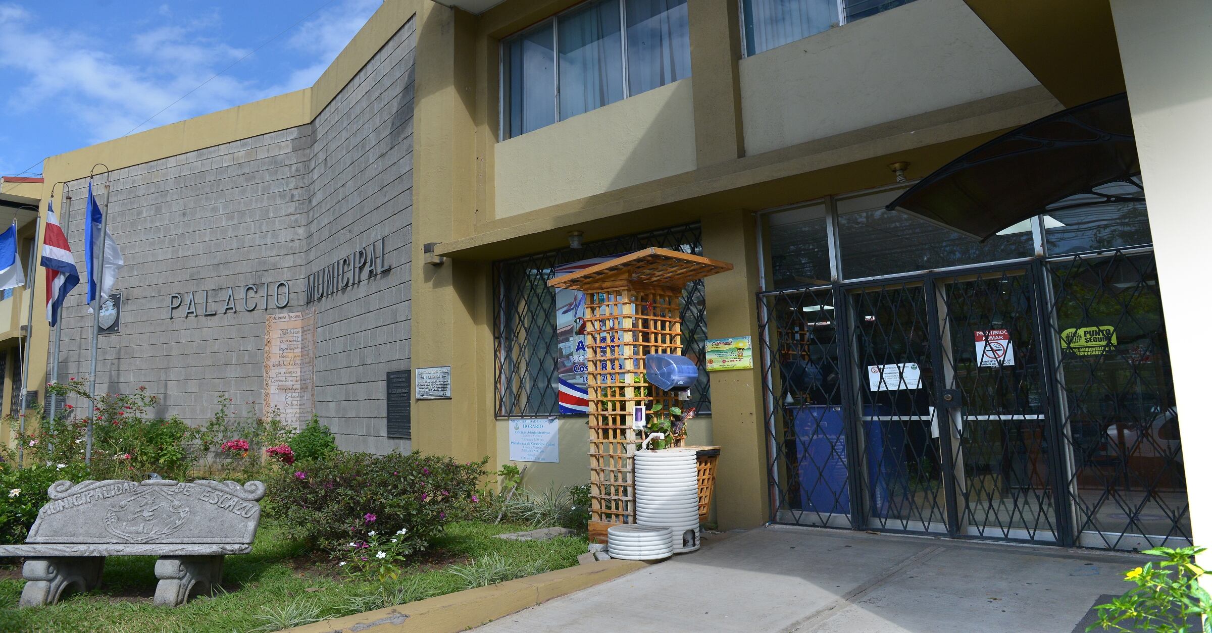 15 de noviembre del 2021. Municipalidades de San José y Escazú. Allanamientos realizados por el OIJ en las municipalidades de San José (Av. 10) y Escazú. En la foto: El Palacio Municipal de Escazú permaneció cerrado al público. Foto: Albert Marín para la Nación.