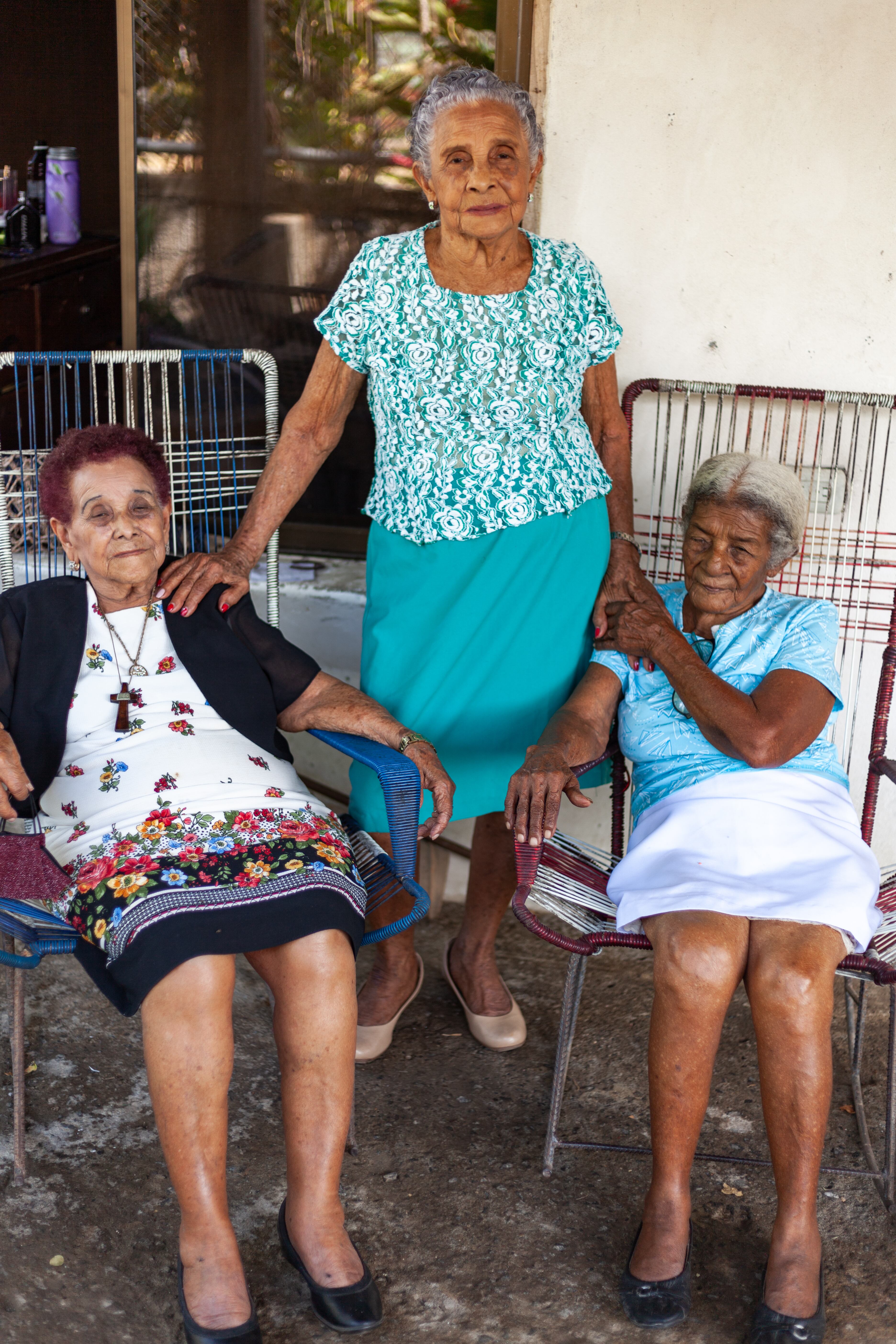 Dora Bustos Duarte celebró en el 2021 sus 103 años de vida, el 6 de marzo. A esta guanacasteca de cepa la acompañaron su hermana Encarnación Gutiérrez Bustos, de 92 años, y la cumiche: Ninfa Gutiérrez Bustos, de 90 años. En la foto, de izquierda a derecha, doña Encarnación, doña Ninfa y doña Dora