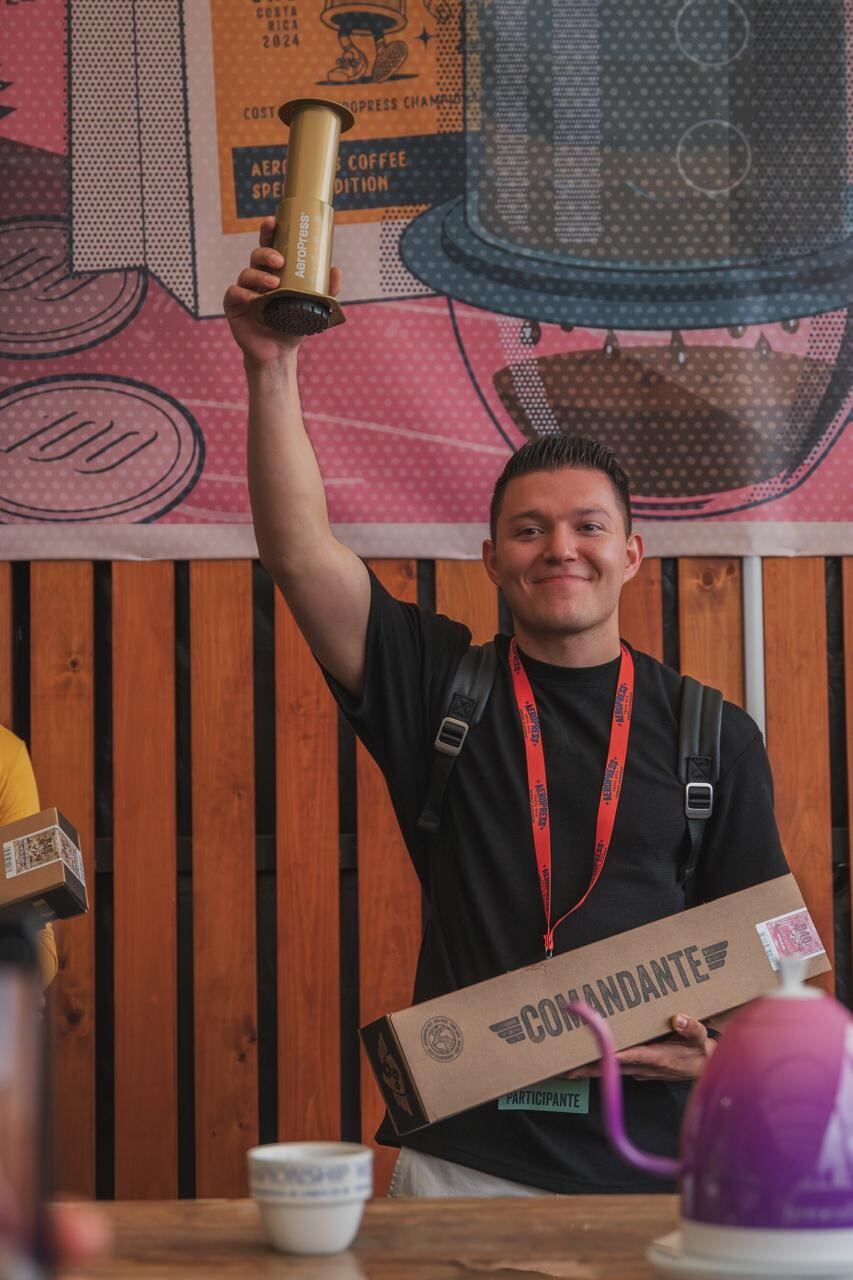 El barista acosteño, Randall Gamboa Quesada de 24 años de edad, ganó el título nacional de Aeropress y también un tiquete al Mundial de Aeropress Portugal 2024, el cual será entre el 19 y el 21 del próximo setiembre, participando 60 países.