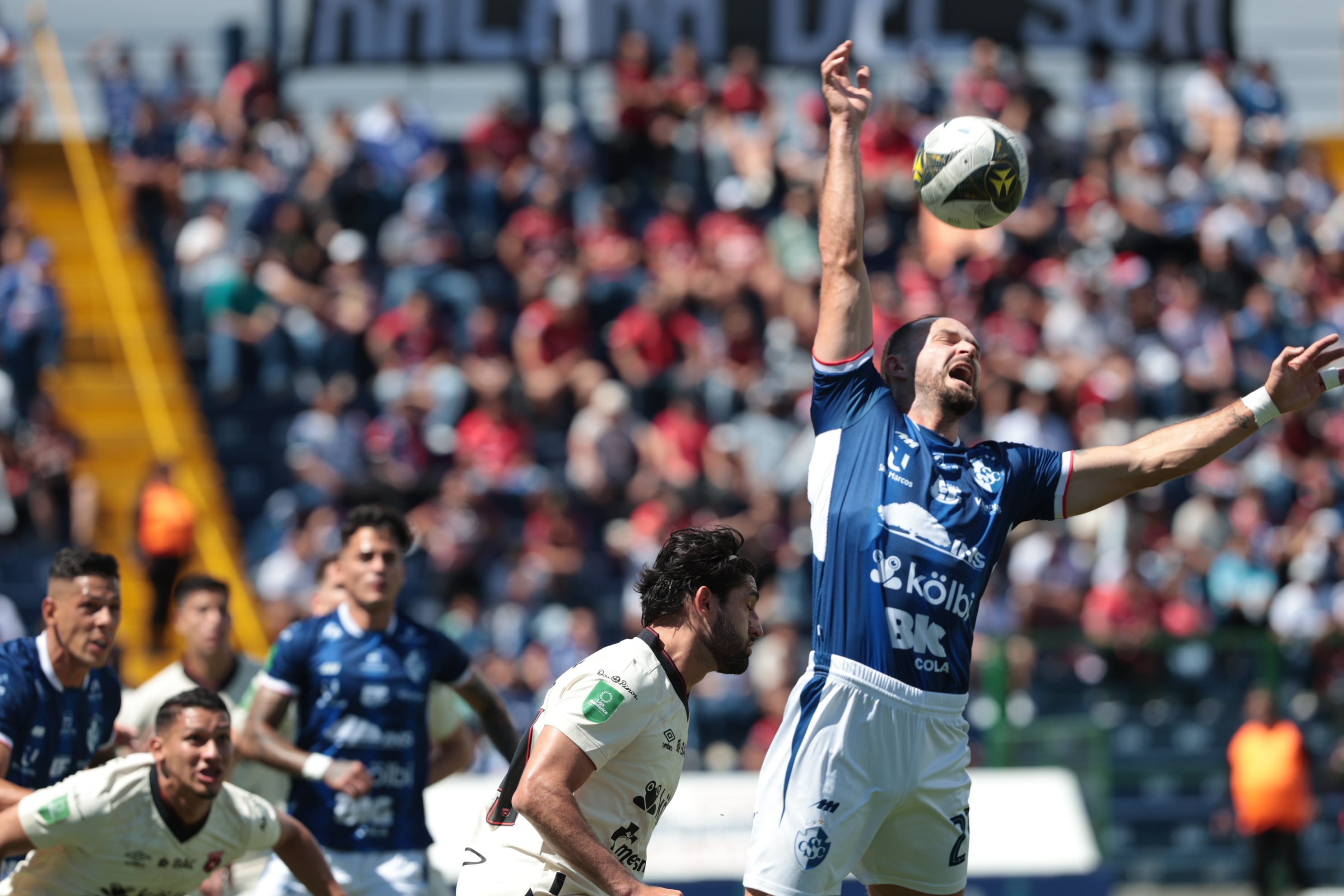 30/11/2025/ Juego entre Club Sport Cartagines vs Liga Deportiva Alajuelense por la fecha 17 del torneo apertura de l Liga Promerica en el estadio Fello Meza / foto John Durán