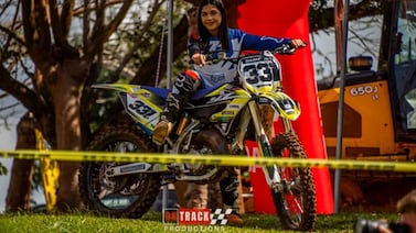 ¡Adrenalina y título! La joven promesa del motocross tico se gradúa y busca coronarse campeona nacional