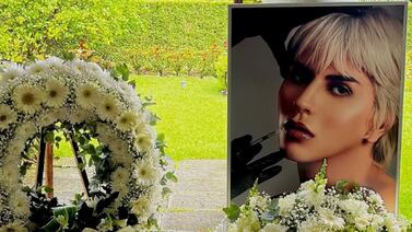 ¿Murió Alex Badilla? Subieron una esquela en las redes sociales del cantante y maquillista