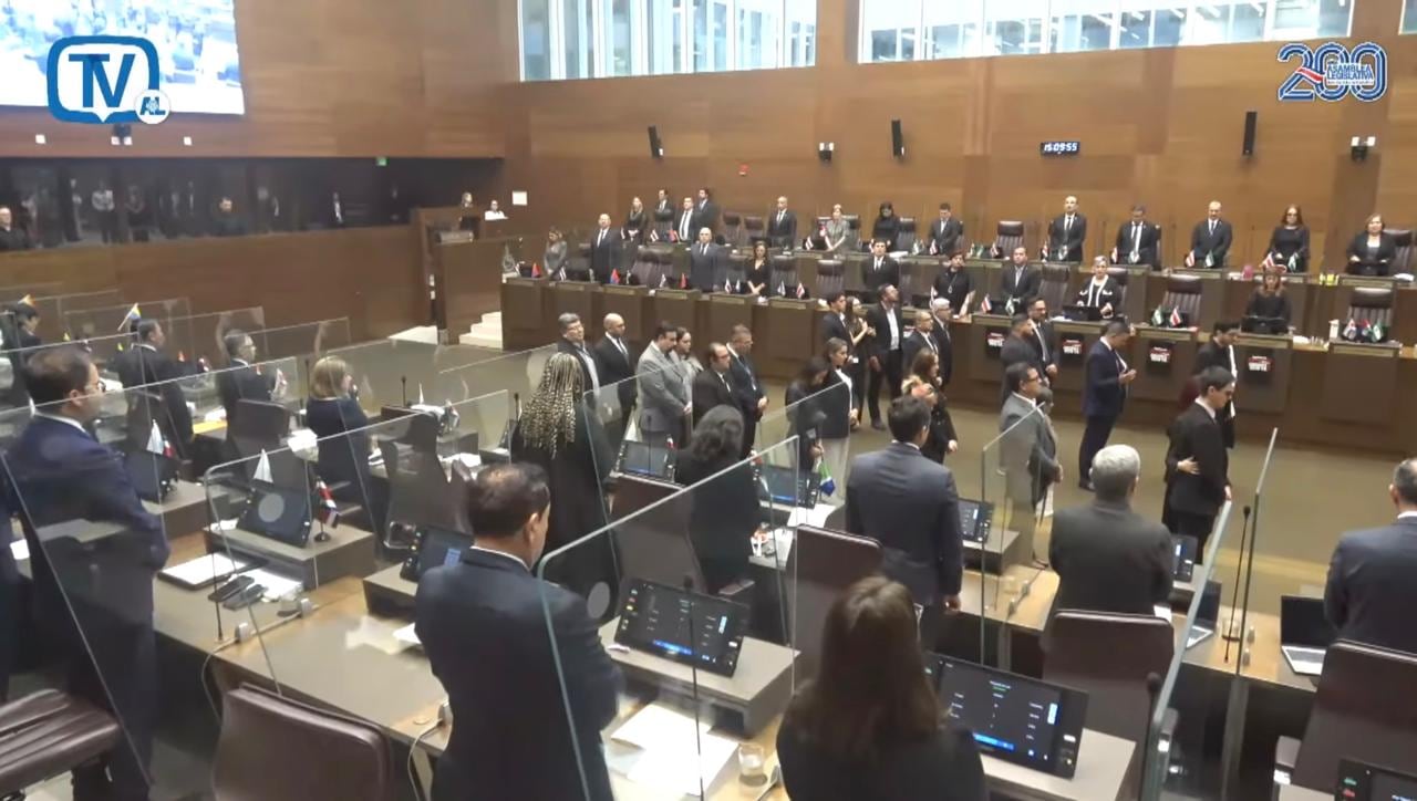 La familia de Ericka Benavides estuvo presente en el plenario para el minuto de silencio en memoria de la asesora de Eli Feinzaig.