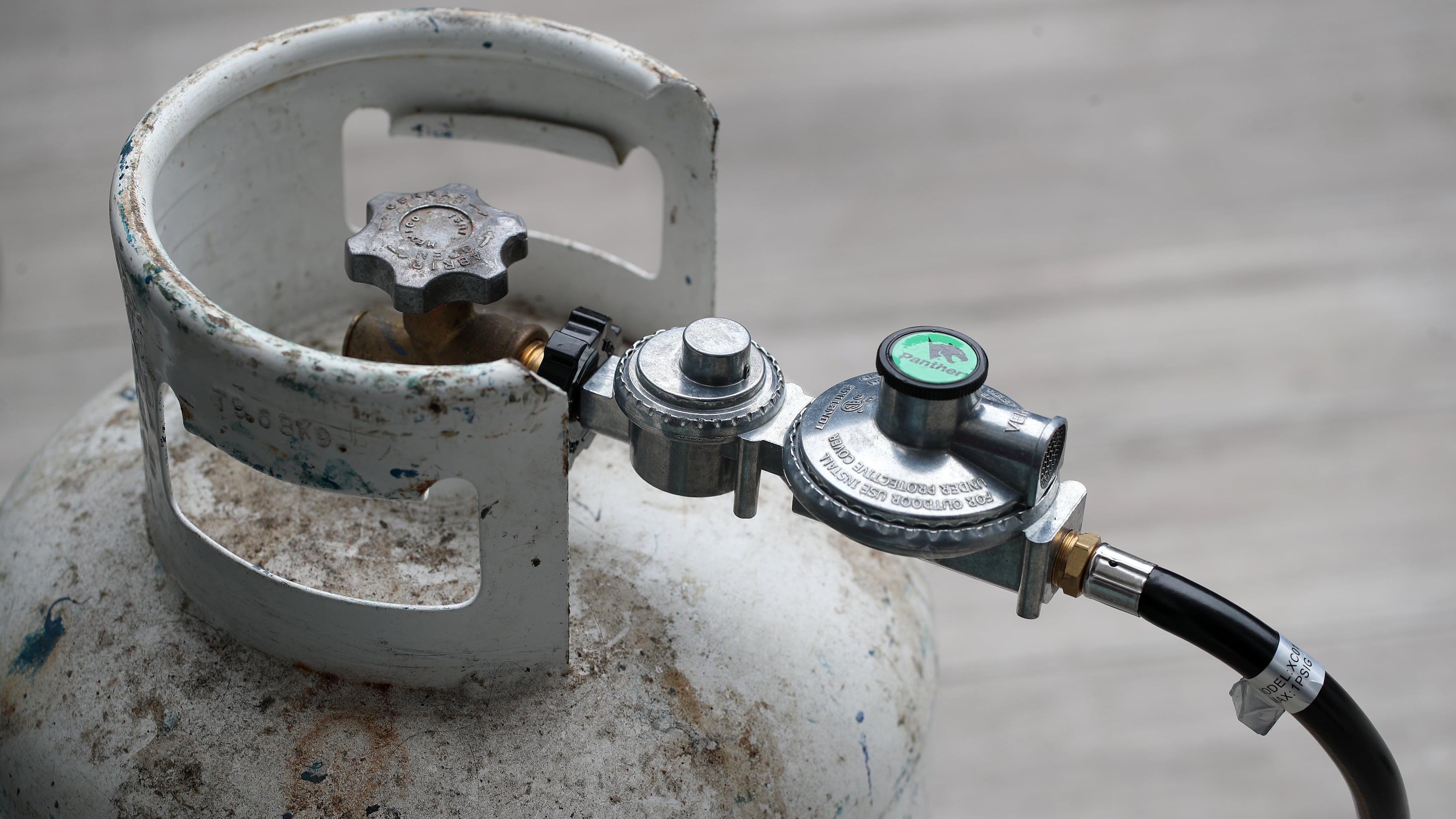 Cilindro de gas doméstico en un ambiente residencial, ilustrativo de su uso cotidiano.