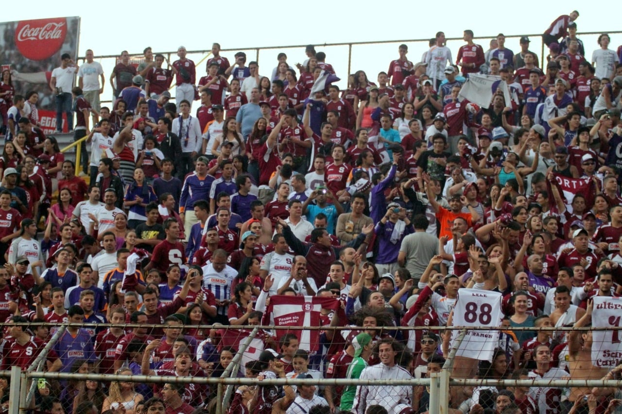 Aficionados en la gradería sur del Ricardo Saprissa, en un juego contra Herediano, del 5 de mayo del 2013. Cortesía.