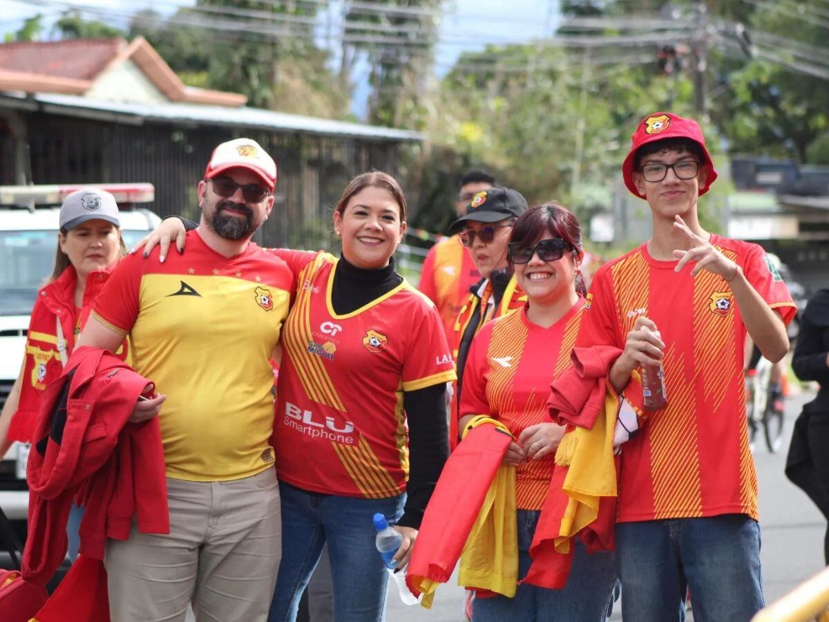 Herediano fue el primer equipo en salir hacia el Morera Soto para enfrentarse a Alajuelense en la final de Vuelta del Torneo de Apertura 2024. Foto tomada de redes.