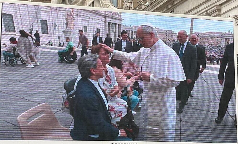 Paula Umaña Hidalgo, quien nació en el barrio La Margarita de Guadalupe, estuvo presente en la Plaza de San Pedro y vivió una experiencia histórica e inolvidable con el papa León quien iba caminando, se detuvo, le agarró la mano por 20 segundos seguidos y después le puso la mano en la cabeza para bendecirla