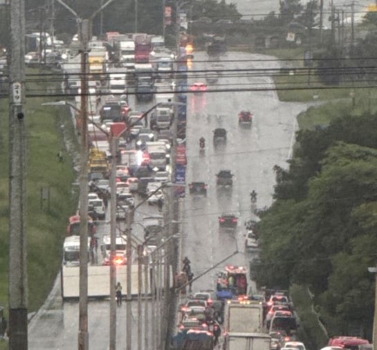 Un camión se volcó la tarde de este martes frente a la fábrica Lizano en Belén, lo que provocó el cierre parcial de la Ruta 1 en sentido San José-Alajuela. Foto: Cortesía.