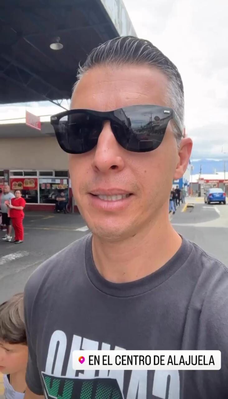 Pablo Gabas se dio una caminada por el centro de Alajuela. Instagram.