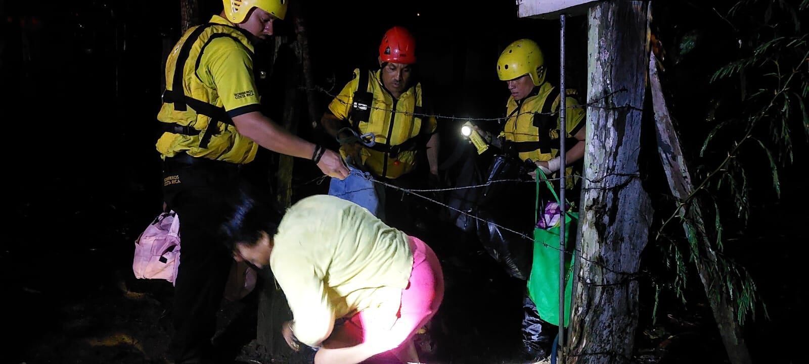 Evacuados por inundaciones en Cuajiniquil. Foto Bomberos.
