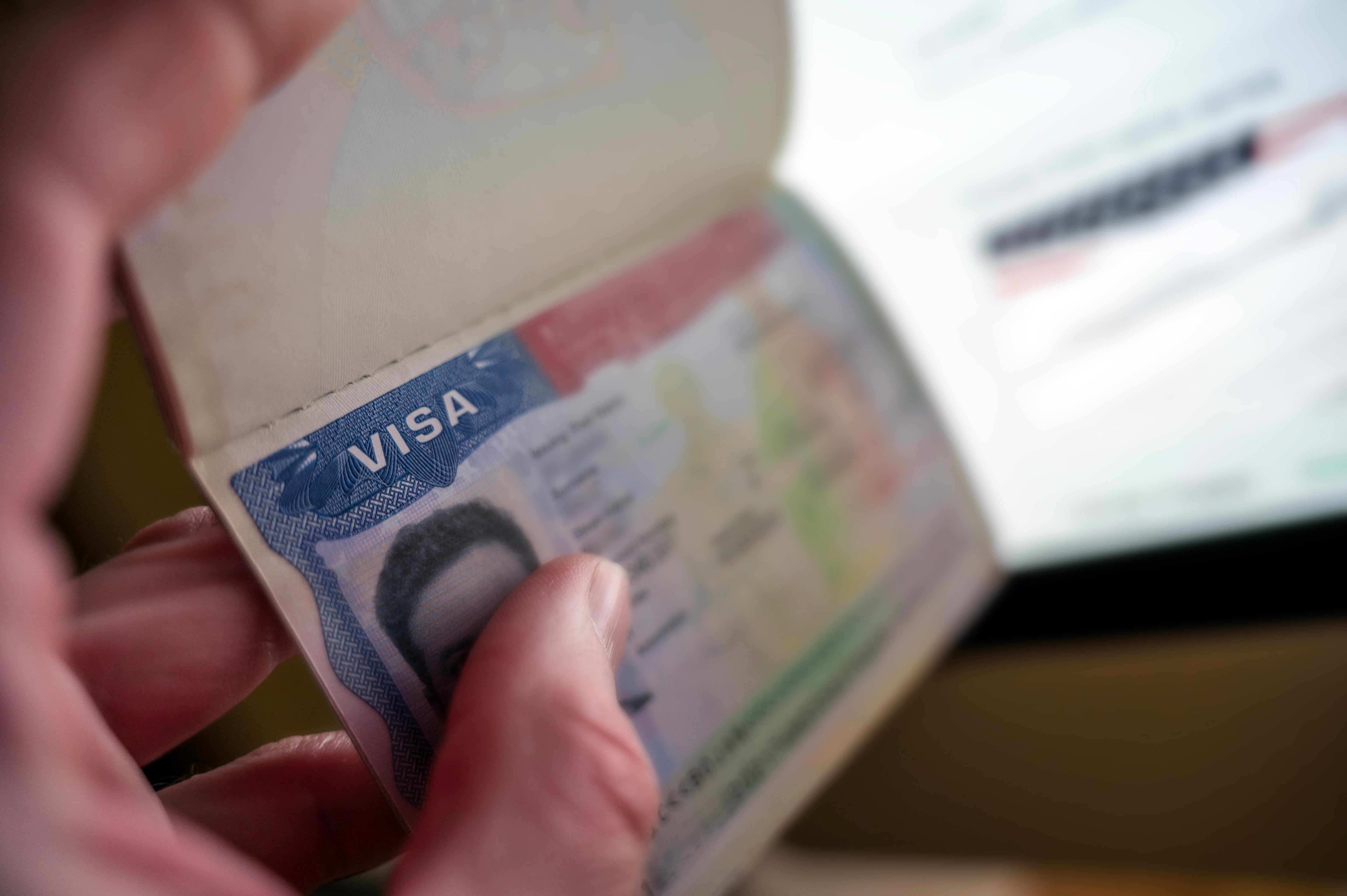 Estados Unidos sube tarifas en la emisión de visas especiales de trabajo.