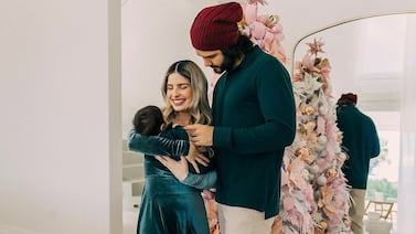 Esposo de Karina Campos explota contra señora que le tiró odio a ella y a su bebé en redes