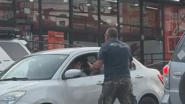 ¡Sin palabras! Hombre protagoniza violento pleito y agrede a otro conductor en media calle