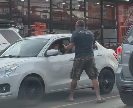 El agresor le pegó una patada al carro del afectado y le arrancó un retrovisor.