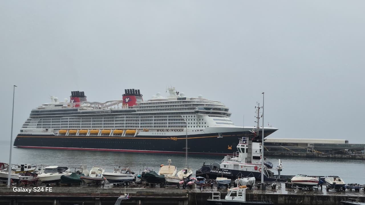 Jefrrey Jesús Rodríguez Mora nació en El Roble y lleva 10 años viviendo en Barranca, Puntarenas. Con 29 años dice que ha “trabajado en todo” para salir adelante y ahora trabaja en el crucero Disney Destiny que se inaugura el 20 de noviembre del 2025