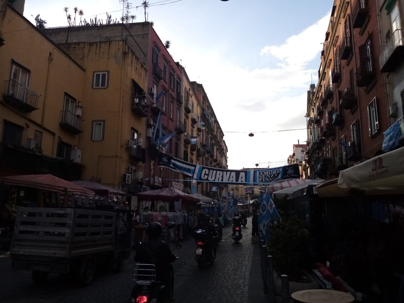 El vulcanólogo costarricense, Gino González, está envuelto en una de las locuras más grandes del mundo que se pueden vivir este 4 de mayo, ya que está en Nápoles, Italia, justo donde el equipo local, después de 33 años, vuelve a quedar campeón
