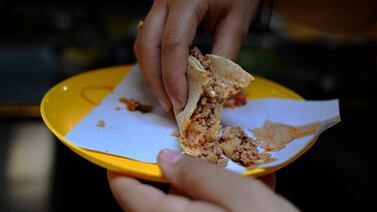 Influencer llegó a Costa Rica y se llevó una sorpresa al buscar comida en la calle