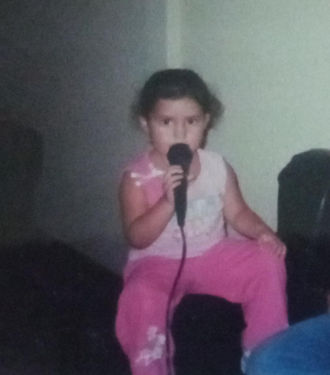 Stephanie Quirós González y su familia.