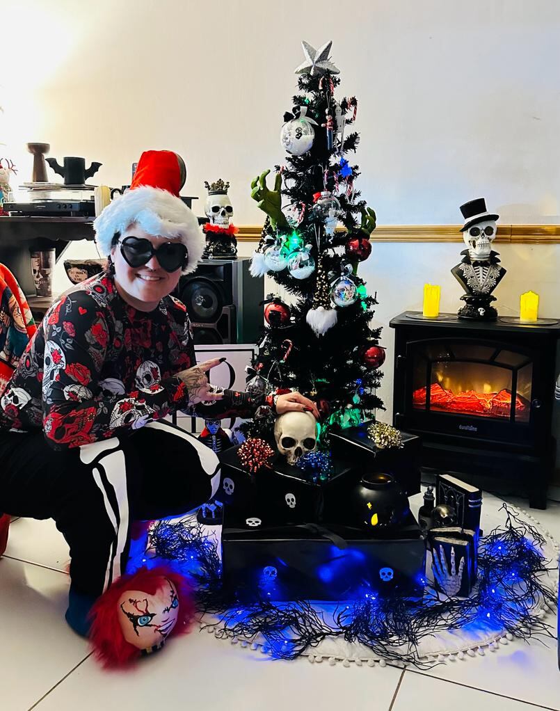 Andrea Arias le dio un toque diferente a su casa y cambió los colores tradicionales de la Navidad, para darle un toque oscuro.