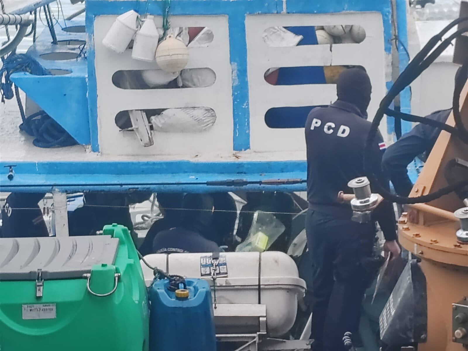 Guardacostas decomisan 1840 paquetes con cocaína en embarcación pesquera.