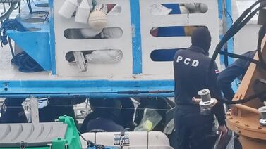 Guardacostas quedaron con la boca abierta con lo que encontraron en hieleras de embarcación pesquera